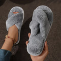 Chinelos Femininos de Pelúcia em Cruz - Slides Antiderrapantes Aberto Macio para Casa no Inverno