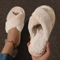 Chinelos Femininos de Pelúcia em Cruz - Slides Antiderrapantes Aberto Macio para Casa no Inverno